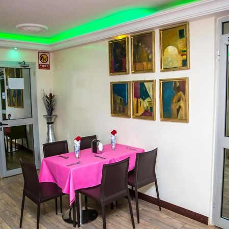 Hotel Univers 3 Aeroport Luxe Найамей Екстериор снимка
