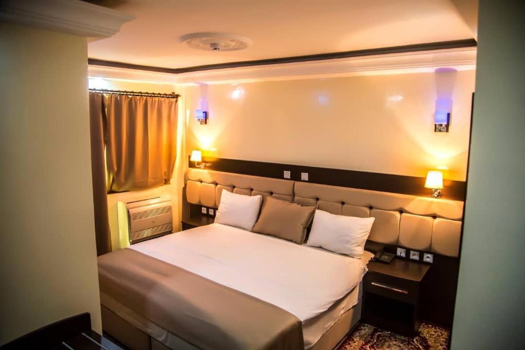 Hotel Univers 3 Aeroport Luxe Найамей Екстериор снимка