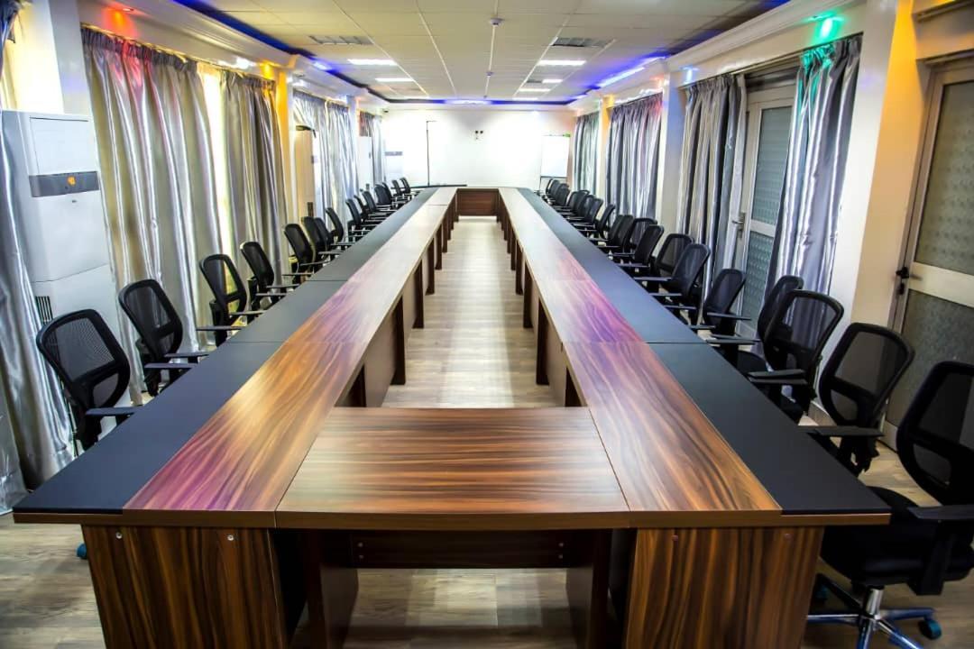 Hotel Univers 3 Aeroport Luxe Найамей Екстериор снимка