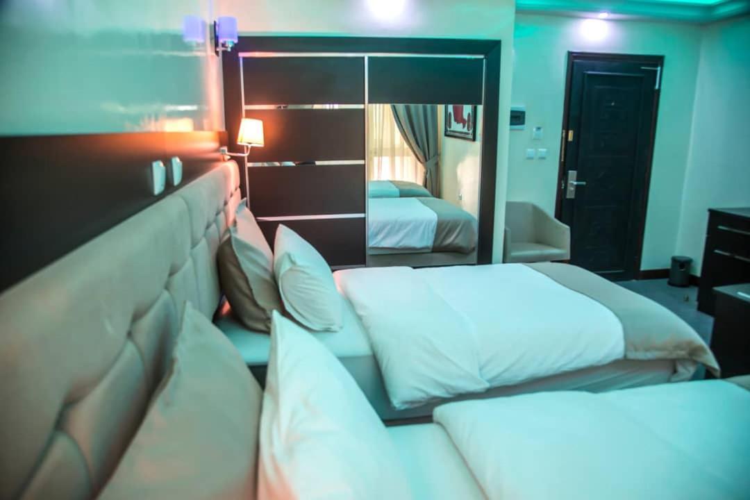 Hotel Univers 3 Aeroport Luxe Найамей Екстериор снимка