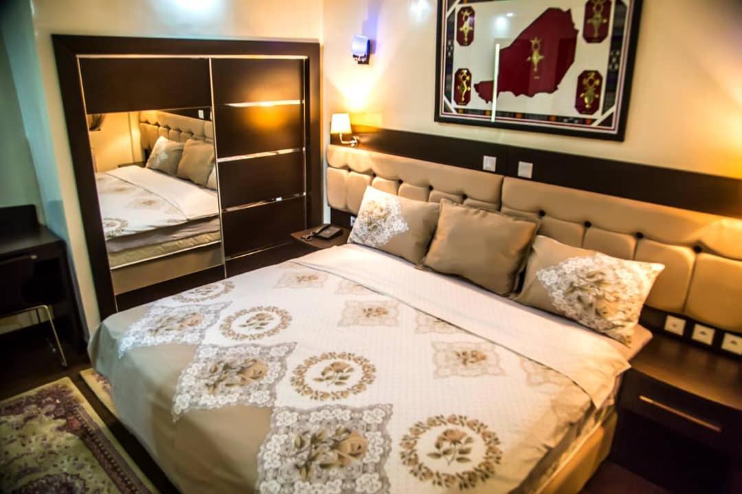 Hotel Univers 3 Aeroport Luxe Найамей Екстериор снимка
